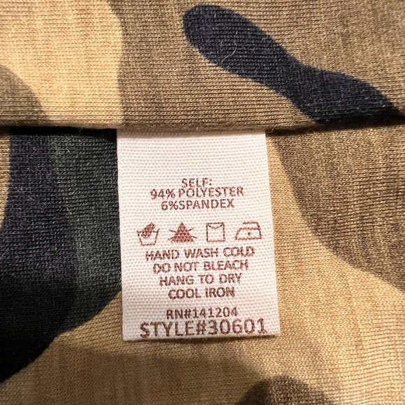 Camo T shirt Hem & Thread Camo 
outside stitching Size Medium NWT - Picture 6 of 13